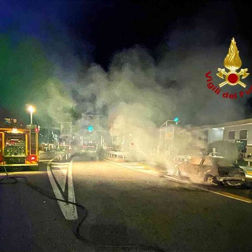 Auto in fiamme al casello di Carisio, FOTO
