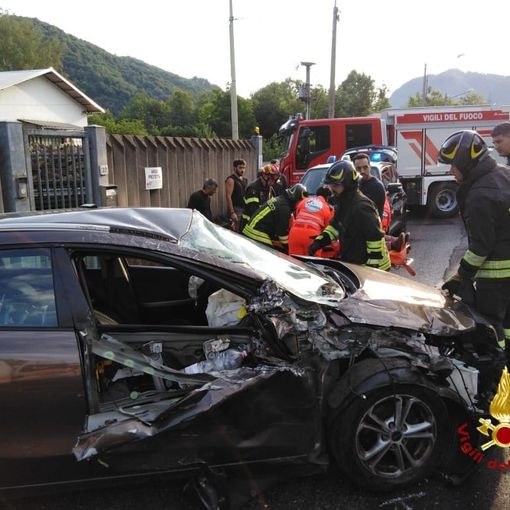 Serravalle, scontro tra un furgoncino e un'auto