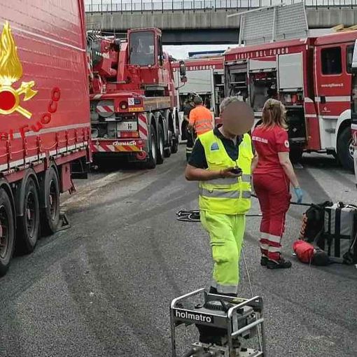 Scontro tra tre mezzi pesanti: autisti feriti e autostrada chiusa.