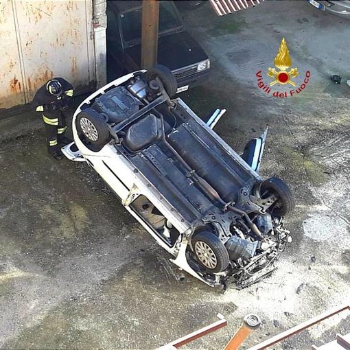 Varallo: auto esce di strada e fa un volo di 6 metri
