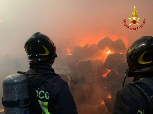 Valdilana, bruciano cento balle di tessuto. Il fumo visibile a grande distanza (servizio di Mattia Baù per newsbiella.it)