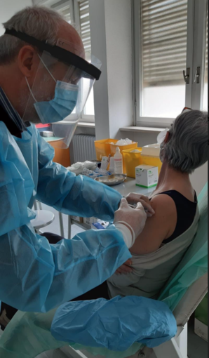 Tutti i medici si offrono come vaccinatori: in 15 giorni la Valsessera mette al sicuro mille persone