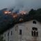 Fiamme e roghi sul Monte Barone, il terreno impervio e la caduta di pietre rendono difficile lo spegnimento