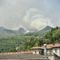 Incendio Monte Barone, 30 lanci dell’elicottero: il fronte avanza nella pineta