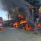A fuoco rotoballe di fieno e mezzi agricoli FOTO