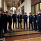 Bucci canta con gli Alpini sotto la Regione e rilancia l’appello: “Venite a Genova, vi aspettiamo”