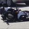 Perde il controllo della moto in curva e si schianta contro un’auto