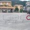 Quarona, pulizia in corso in piazza Combattenti: intervento sul selciato contro macchie e aloni Quarona, pulizia in corso in piazza Combattenti: intervento sul selciato contro macchie e aloni