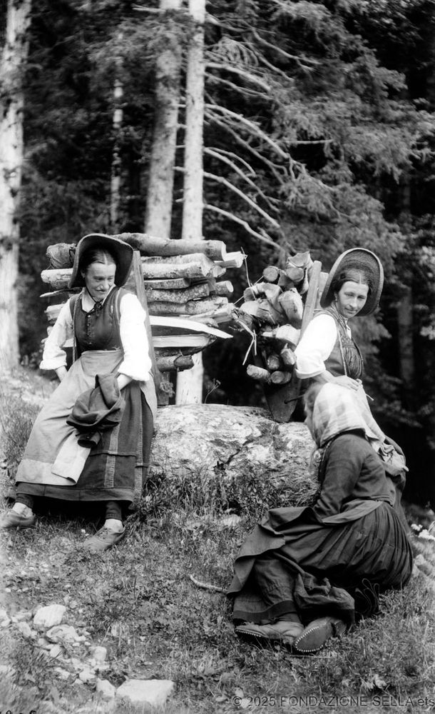 Cultura walser nelle foto d'archivio: donne al lavoro in abiti d'epoca - Copyright Fondazione Sella 2025. Cultura walser nelle foto d'archivio: donne al lavoro in abiti d'epoca - Copyright Fondazione Sella 2025.