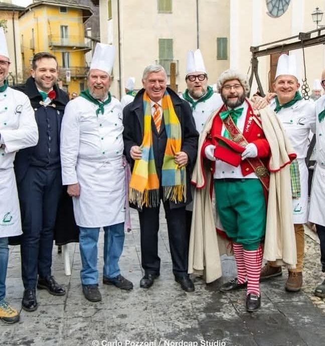 Varallo, Paniccia in piazza San Carlo con Marcantonio Carlavé e gli ex Marcantoni Varallo, Paniccia in piazza San Carlo con Marcantonio Carlavé e gli ex Marcantoni