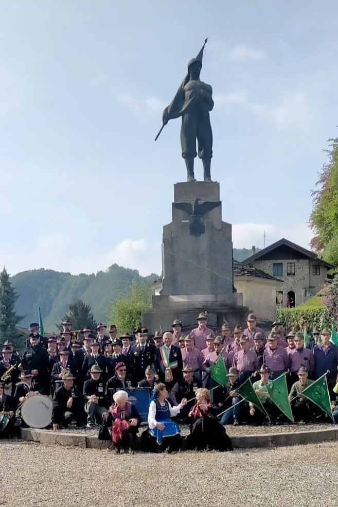 A Varallo la Festa del Gruppo Alpini ha unito sfilata, messa e momento conviviale