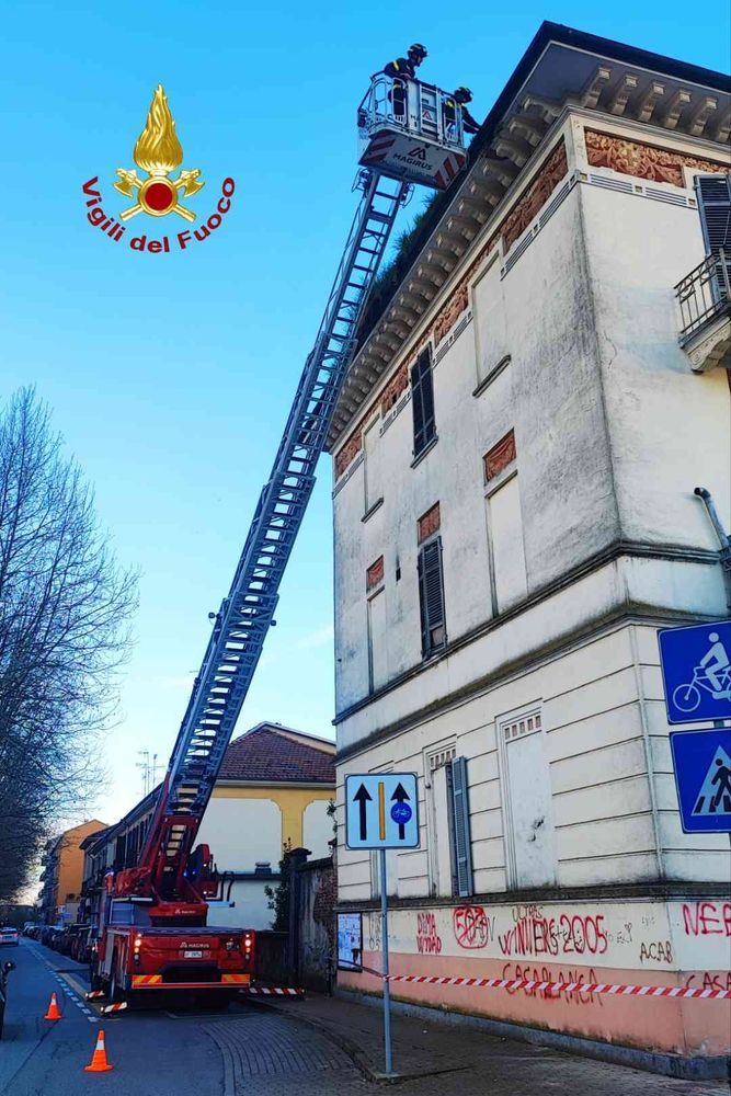 Crollo di calcinacci a Vercelli: Vigili del Fuoco in azione, nessun ferito Crollo di calcinacci a Vercelli: Vigili del Fuoco in azione, nessun ferito