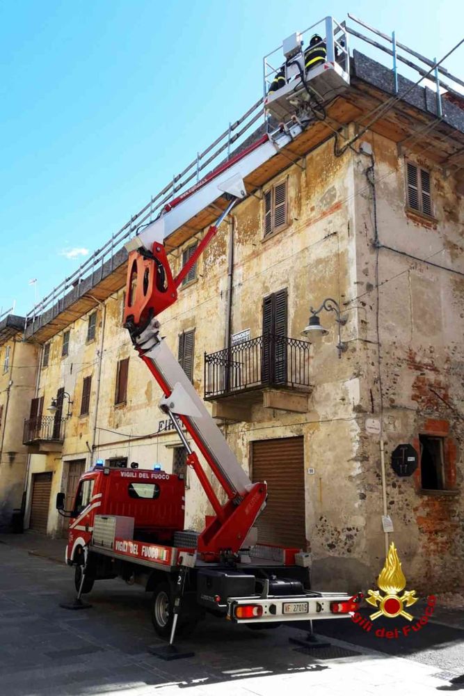 Serravalle: Cadono parti di un tetto, i Vigili del Fuoco intervengono Serravalle: Cadono parti di un tetto, i Vigili del Fuoco intervengono