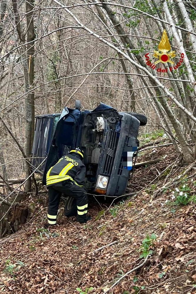 Valduggia: Va fuori strada e precipita nella scarpata Valduggia: Va fuori strada e precipita nella scarpata