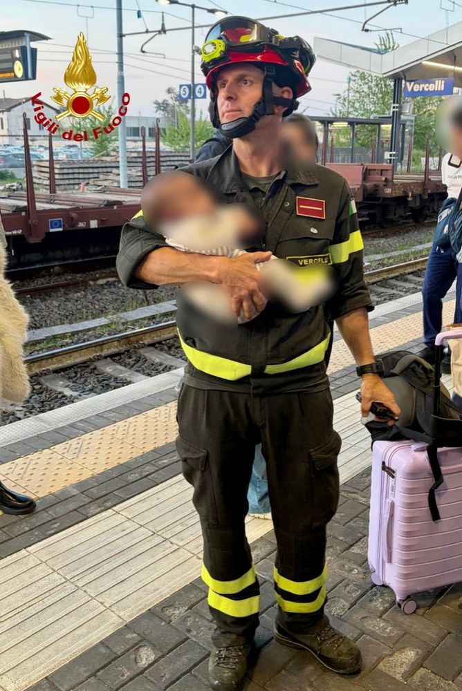 Treno bloccato a 500 metri dalla stazione di Vercelli: assistenza dei Vigili del Fuoco ai viaggiatori Treno bloccato a 500 metri dalla stazione di Vercelli: assistenza dei Vigili del Fuoco ai viaggiatori