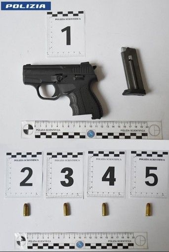 Armato si presenta a casa dell’ex moglie: alla vista della Polizia tenta di sparare Armato si presenta a casa dell’ex moglie: alla vista della Polizia tenta di sparare