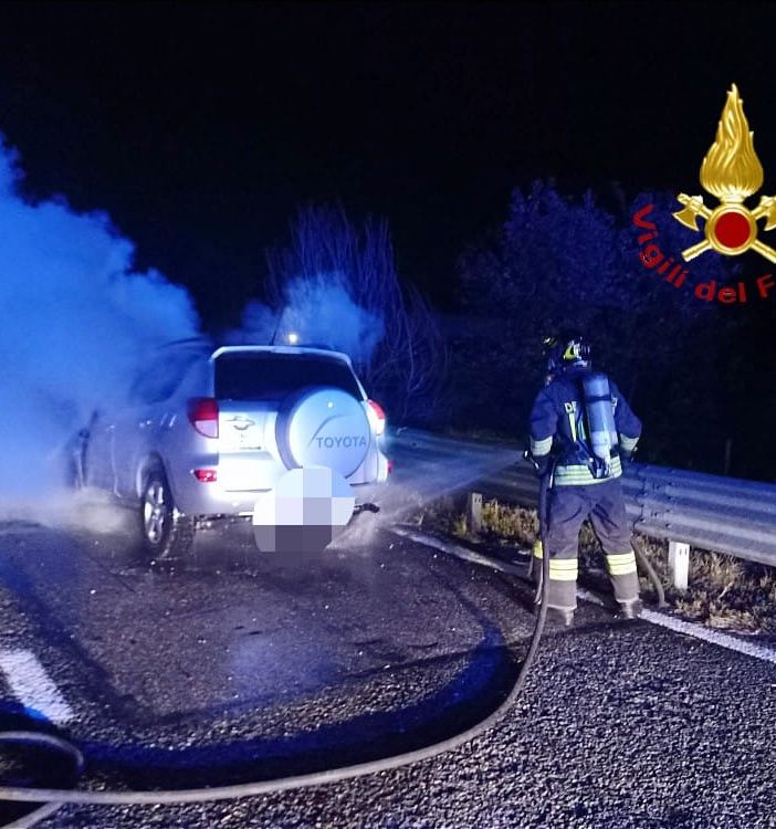 Auto a fuoco sulla A4. Intervento dei Vigili del Fuoco