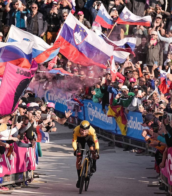 Il Giro è un romanzo in rosa thrilling e fa tutto Roglic: l'eroico Paperino del ciclismo è il Re della corsa