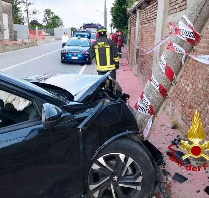Dal Nord-ovest: auto contro un palo a Vercelli, passeggeri in ospedale.