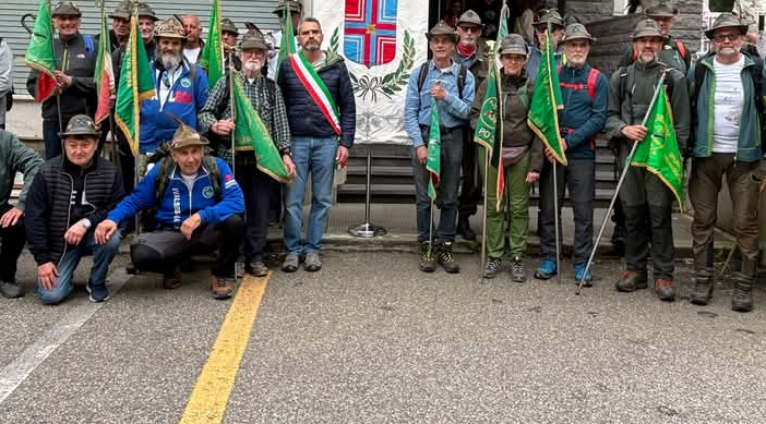 Valdilana accoglie gli Alpini della "Valsesiana" in marcia verso l’Adunata di Biella (foto dalla pagina Facebook di Comune di Valdilana) Valdilana accoglie gli Alpini della "Valsesiana" in marcia verso l’Adunata di Biella (foto dalla pagina Facebook di Comune di Valdilana)