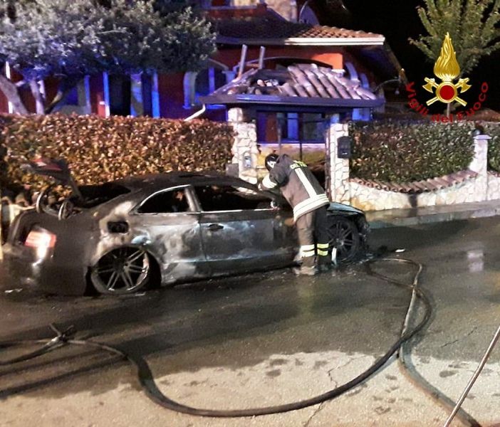 Auto in fiamme vicino alle case
