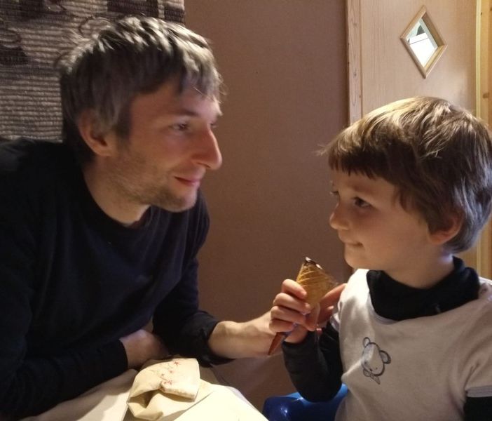 Crea gioco da tavolo e diventa padre per la seconda volta, la storia di Simone: “Una coincidenza che rende felici”