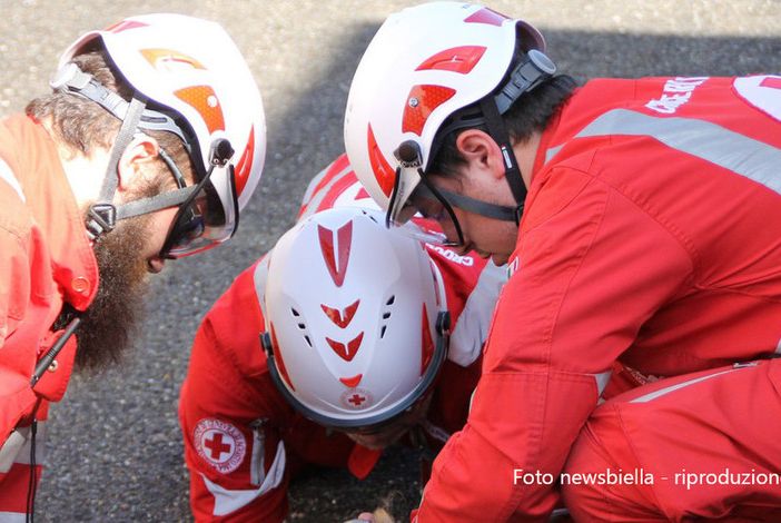 Fuori strada con l'auto, donna in codice rosso