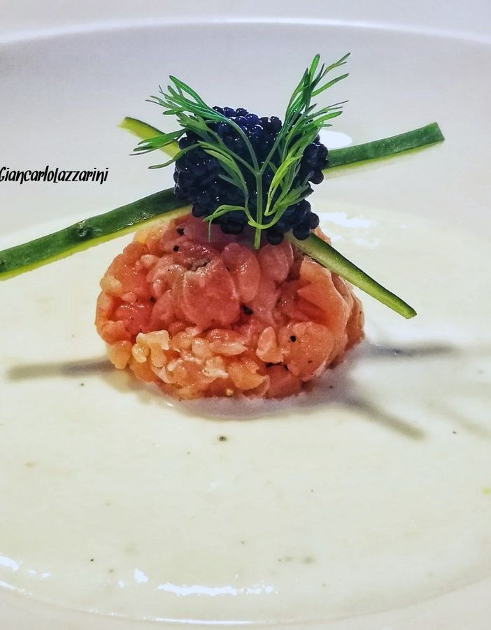 Ricetta: Tzatziki cremoso al limone, salmone affumicato e uova di lompo