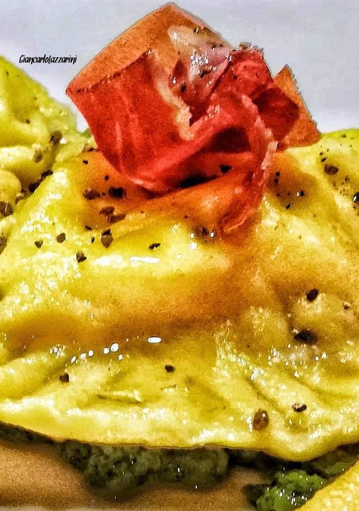 Ricetta: Mezzelune ripiene con capasanta e burrata su crema di basilico e ciuffetti di prosciutto crudo