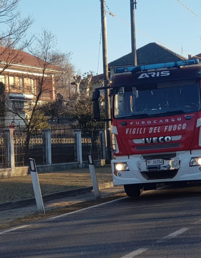 Roasio, anziana si sente male a casa: in azione Vigili del Fuoco e 118 (foto di Studio Fighera per newsbiella.it)