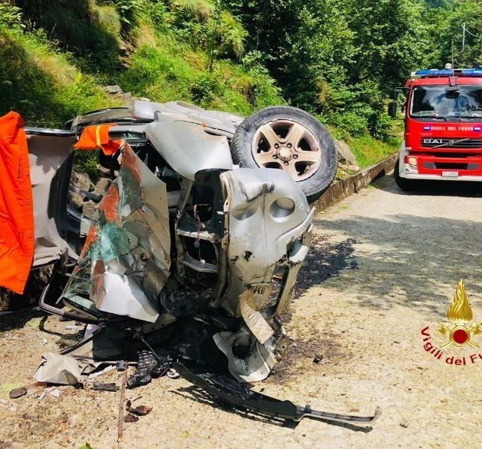 Tragedia a Rassa, incidente mortale: estratta una persona senza vita dall'auto