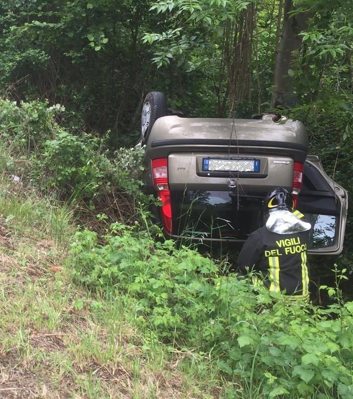 Paura in Valsessera, auto finisce fuori strada