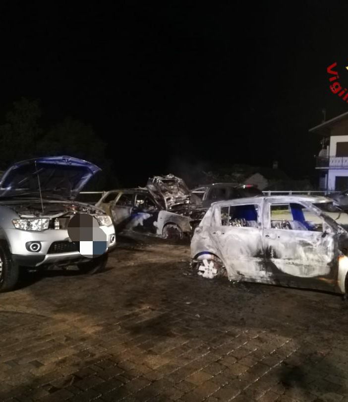 Grosso incendio coinvolge 4 autovetture parcheggiate. Indagini in corso