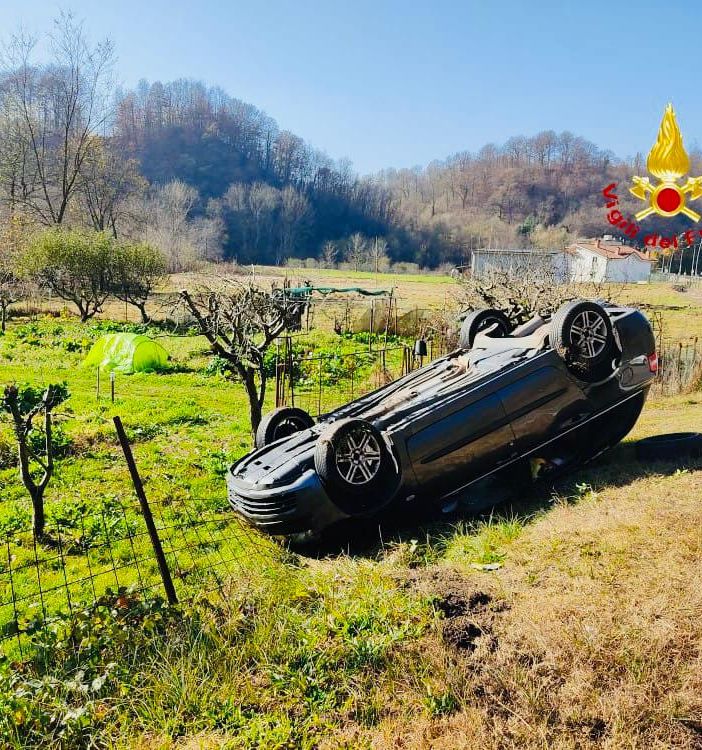Auto si ribalta a Borgosesia, paura per una donna