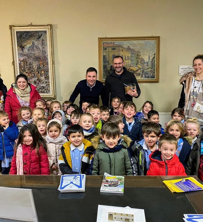 Gattinara, i bimbi dell’Asilo Patriarca in Comune per la firma di “carte d’identità” speciali
