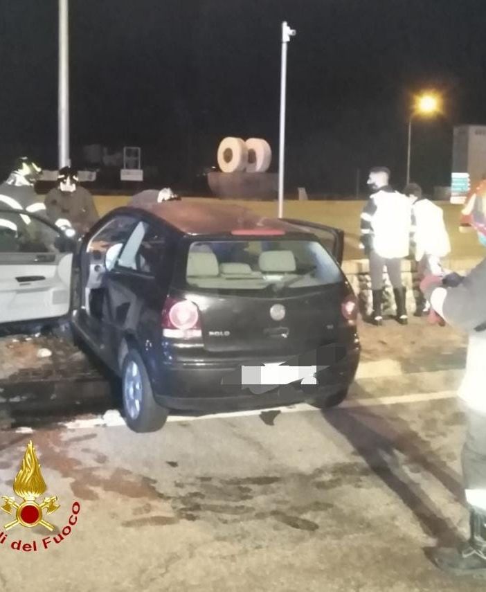 Schianto nella notte contro il muro di una rotonda, donna in ospedale