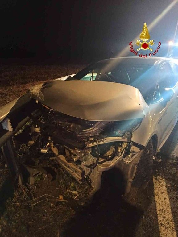 Desana, incidente stradale nella notte. Estratte 4 persone dall'abitacolo