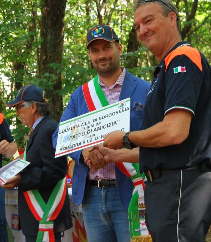 In primo piano Tiziano Bonato con il sindaco di Borgosesia Paolo Tiramani