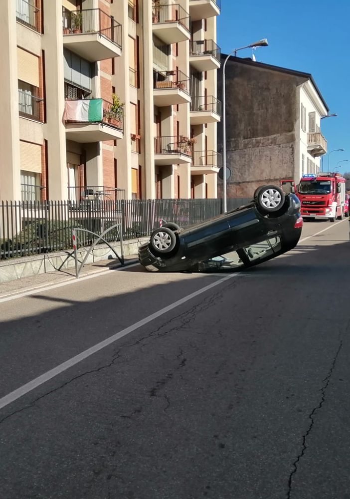 Borgosesia: Auto urta un parapedoni e si ribalta
