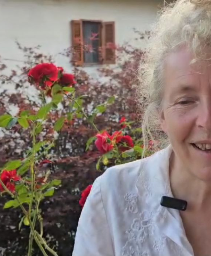 Caccia al tesoro botanica ed esperimenti con petali di fiori all'orto botanico di Guardabosone