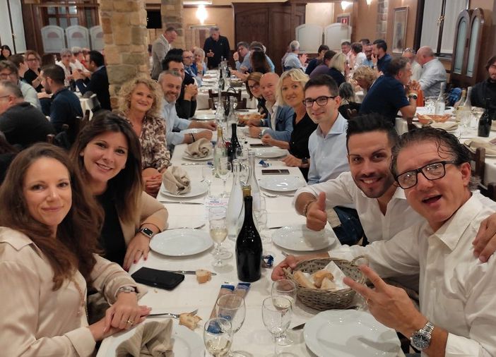 Avis, a Coggiola 70 persone alla cena sociale. Domenica c'è la Camminata in Rosa, FOTO