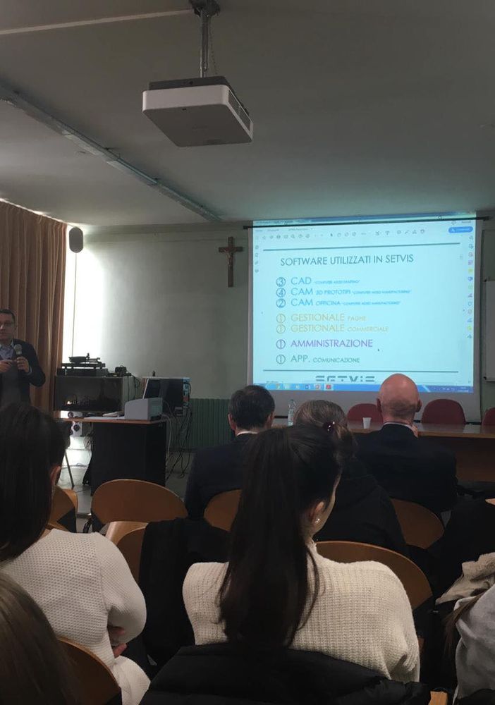 Conferenza all’Istituto Ferrari-Mercurino: competenze digitali e scientifiche in ambito europeo FOTO