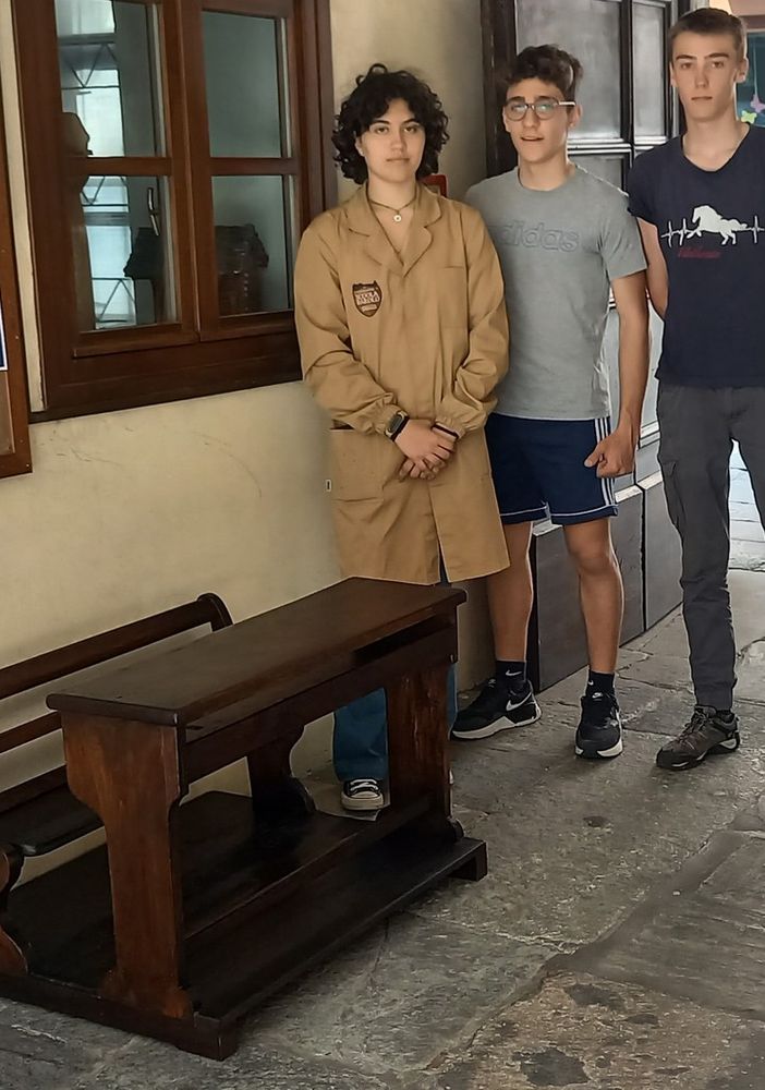 Varallo, biblioteca: Gli allievi della scuola restaurano un antico banco scolastico