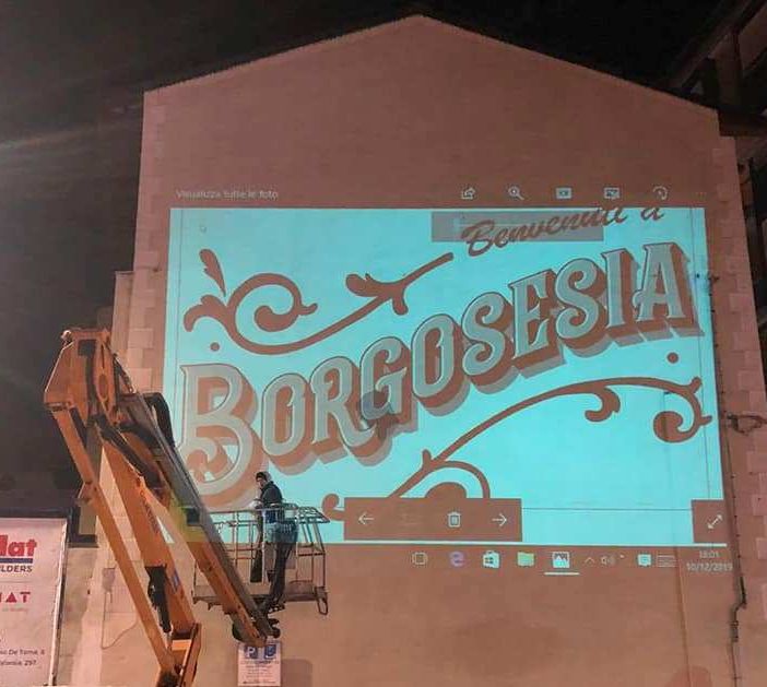 &quot;Benvenuti a Borgosesia&quot;: proiezione di prova per il nuovo murales in città