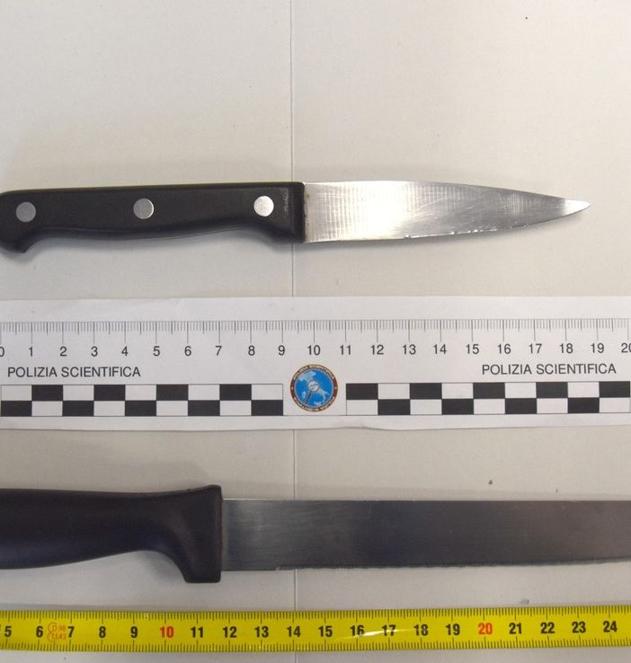 Nascondeva un coltello nel giubbotto. Denunciato dalla Polizia