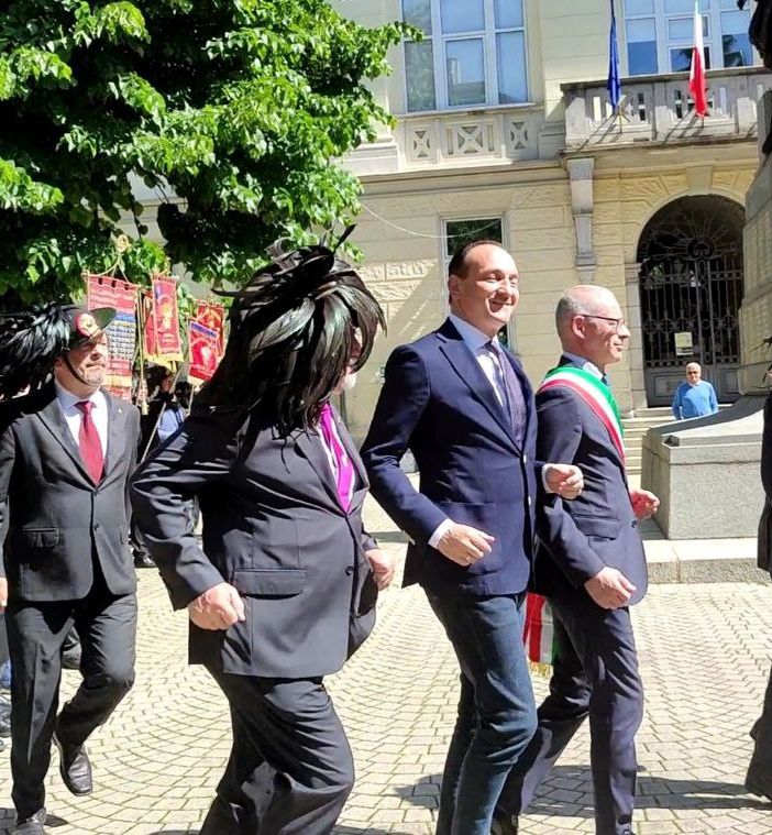Cirio saltella con i bersaglieri davanti al Comune di Borgosesia.