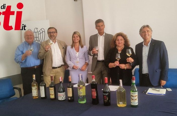 Un brindisi benaugurale al termine della conferenza stampa