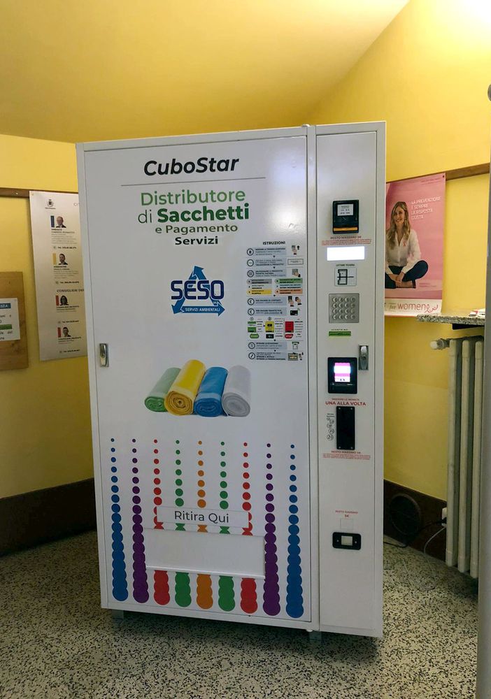 Borgosesia: In Comune il nuovo distributore per sacchetti e per i pagamenti