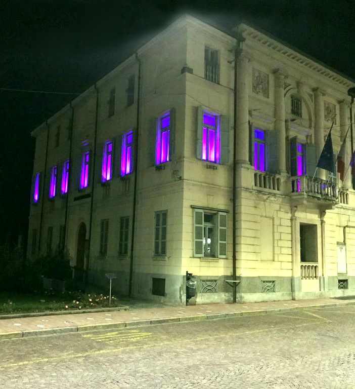 Il Comune di Gattinara si è illuminato di viola contro il tumore al pancreas