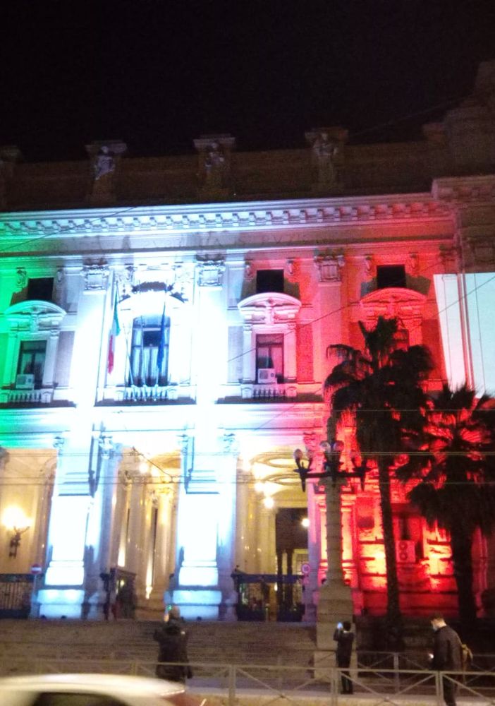Scuola, un video realizzato dagli studenti sulla didattica a distanza proiettato sulla facciata del Ministero